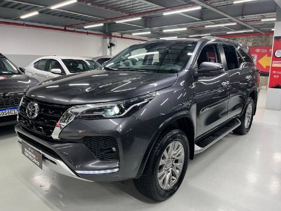 TOYOTA HILUX SW4 2.8 D-4D TURBO DIESEL SRX 7L 4X4 AUTOMÁTICO